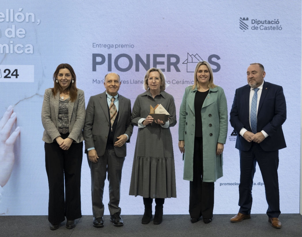 Culura Marta Barrachina Reconoce Con El Premio Pioneros La Labor De