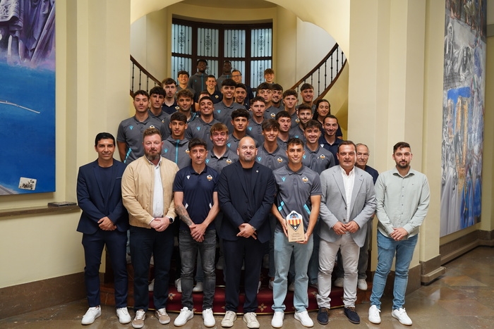 La Diputación de Castellón recibe a los jugadores del CD Castellón B tras su ascenso a Segunda RFEF